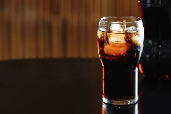 Cola Glas Mit Eis Und Flasche Auf Dem Tisch Vor — Stockfoto
