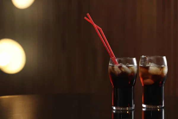 Cola Gläser Mit Eis Auf Dem Tisch Vor Verschwommenem Hintergrund — Stockfoto