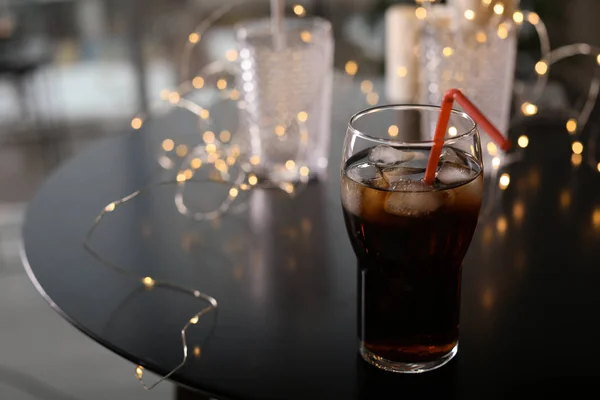 Vaso Cola Fría Luces Hadas Mesa Espacio Para Texto — Foto de Stock