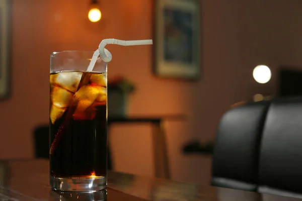 Glas Kalte Cola Auf Dem Tisch Dunklen Raum Raum Für — Stockfoto