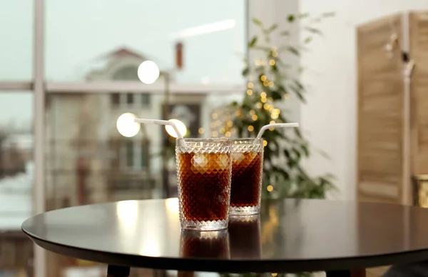 Vasos Cola Fría Sobre Mesa Sobre Fondo Borroso — Foto de Stock