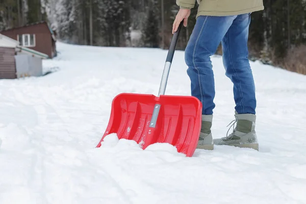 Mann Beseitigt Schnee Mit Schaufel Hausnähe — Stockfoto