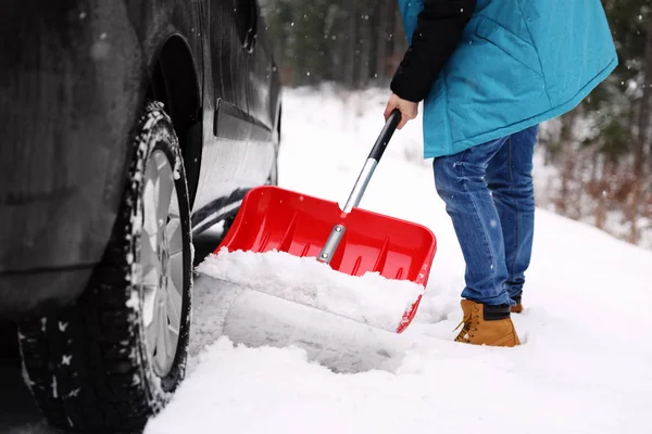 Homem Limpando Neve Com Perto Carro Preso Livre — Fotografia de Stock