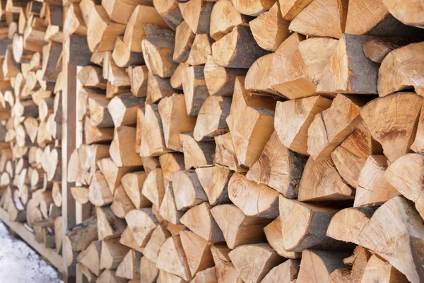 積み上げ薪屋外 クローズ アップ 冬の暖房の家 — ストック写真