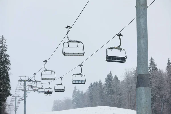 Skilift Gebirgsort Winterurlaub — Stockfoto