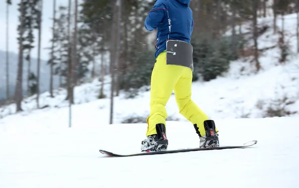 Snowboarder Declive Resort Férias Inverno — Fotografia de Stock