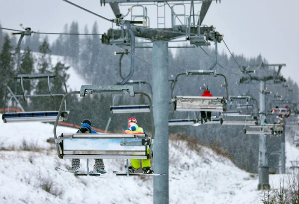 Sessellift Mit Personen Skigebiet Winterurlaub — Stockfoto