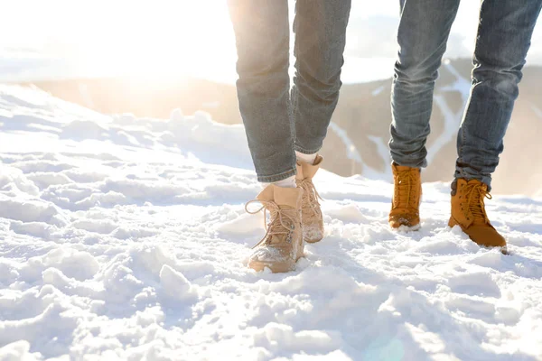 Couple Marchant Sur Hiver Ensoleillé Jour Après Tempête Neige — Photo