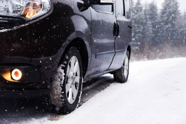 Estrada Campo Com Carro Dia Inverno Nevado — Fotografia de Stock