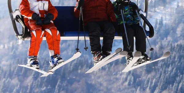 マウンテン スキー リゾート クローズ アップでリフトを使用している人々 冬の休暇 — ストック写真