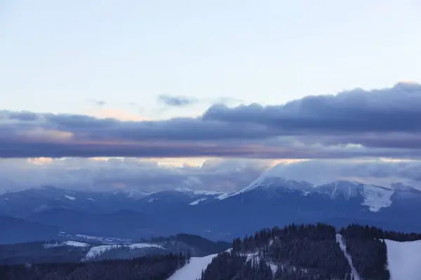 美丽的山风景与森林在冬天 — 图库照片