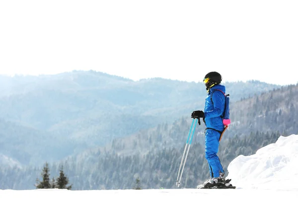 Man Skiën Besneeuwde Heuvel Bergen Ruimte Voor Tekst Wintervakantie — Stockfoto