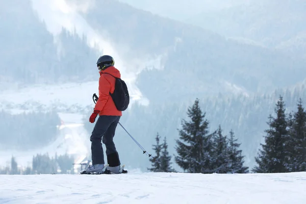 Kvinna Skidåkning Snöiga Kulle Bergen Utrymme För Text Vintersemester — Stockfoto