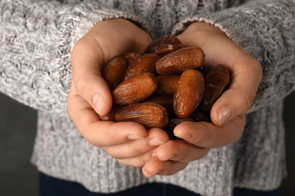 Mujer Sosteniendo Puñado Frutas Secas Fecha Primer Plano — Foto de Stock