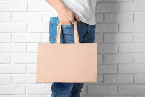 Άνθρωπος Που Κρατά Την Μακέτα Του Τσάντα Για Ψώνια Χαρτί — Φωτογραφία Αρχείου
