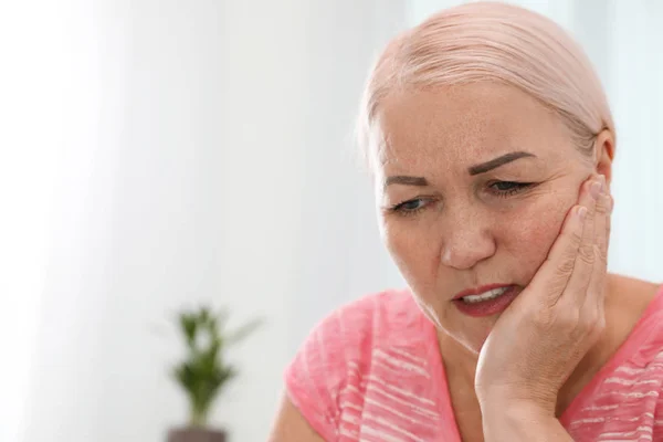 Starsza Kobieta Cierpi Ból Zęba Silne Domu Miejsca Tekst — Zdjęcie stockowe