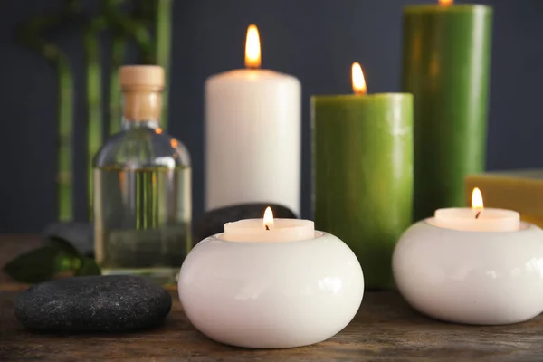 Wellness Komposition Mit Kerzen Und Kosmetik Auf Dem Tisch — Stockfoto