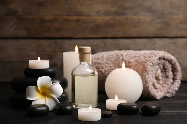 Composição Spa Com Velas Mesa Madeira — Fotografia de Stock