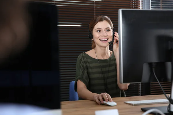 Operadora Soporte Técnico Femenina Con Auriculares Lugar Trabajo —  Fotos de Stock