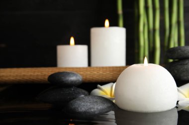 Su, metin için yer içinde mum yanan ile spa kompozisyon