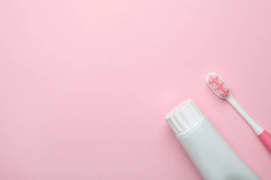 Boş tüp diş macunu ve fırçası renk arka plan, metin için yer ile üstten görünüm üzerinde