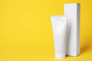 Boş tüp diş macunu ve kutusu renk arka plan üzerinde. Metin için yer