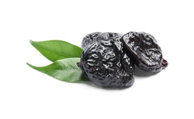 Lezzetli kuru erik ve beyaz arka plan yapraklarda. Kurutulmuş meyve sağlıklı çerez olarak
