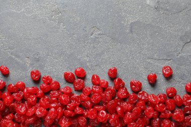 Kiraz renk arka plan, metin için yer ile üstten görünüm üzerinde. Kurutulmuş meyve sağlıklı çerez olarak