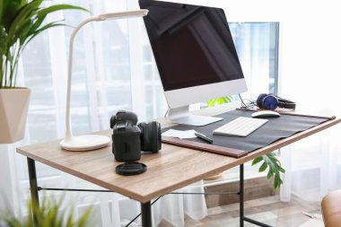 Bilgisayarla çalışma yerin ışık modern iç