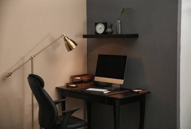 Bilgisayarla çalışma yerin modern iç