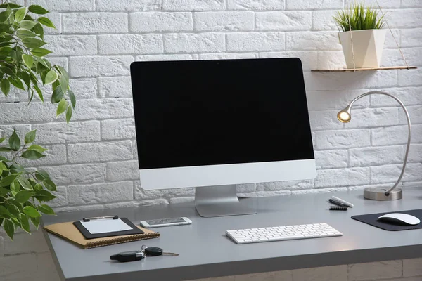 自宅のテーブル上のコンピューターと快適な職場環境の内部 — ストック写真