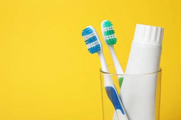 Glass Brushes Toothpaste Color Background Space Text — Stock Photo, Image