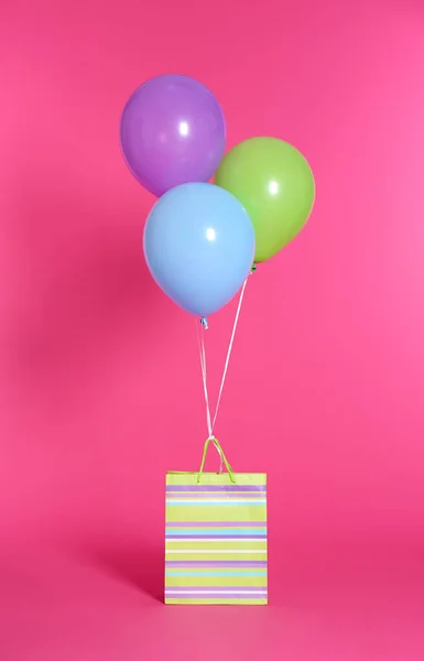 Saco Papel Com Balões Brilhante Sobre Fundo Cor — Fotografia de Stock