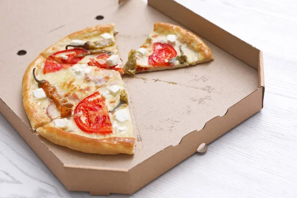 Картонная Коробка Вкусной Пиццей Деревянном Столе — стоковое фото
