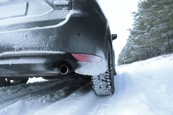 País Nevado Estrada Com Carro Dia Inverno Close — Fotografia de Stock