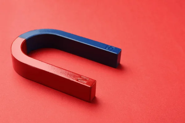 Röda Och Blå Hästsko Magnet Färgbakgrund Utrymme För Text — Stockfoto