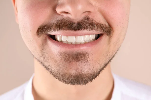 Giovane Uomo Con Denti Sani Sorridente Sfondo Colore Primo Piano — Foto Stock