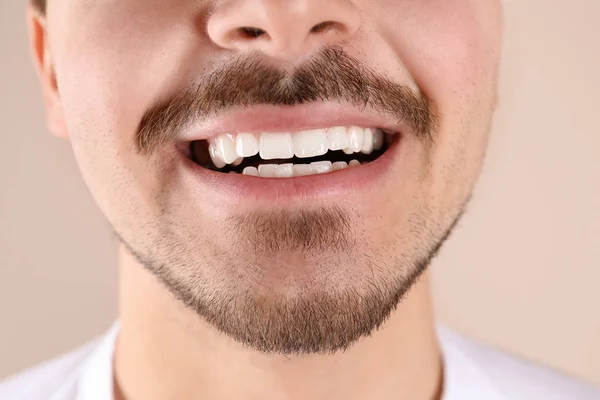 Hombre Joven Con Dientes Sanos Sonriendo Fondo Color Primer Plano — Foto de Stock