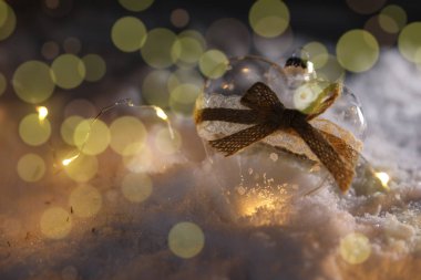 Cam kalp ve kar bulanık arka plan, metin için yer Noel ışıkları. Kış dekor