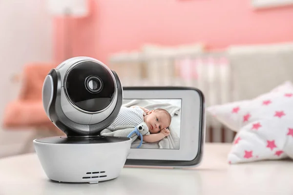 Moderner Überwachungsmonitor Mit Babybild Auf Dem Tisch Raum Für Text — Stockfoto