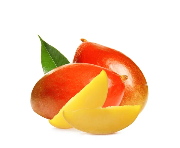 Twee Heerlijke Rijpe Mango Met Segmenten Witte Achtergrond — Stockfoto