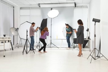 Profesyonel fotoğraf fotoğraf stüdyosu olan kadın