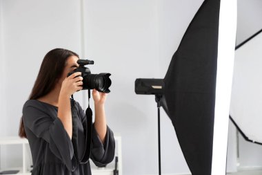 Profesyonel fotoğraf fotoğraf stüdyosu olan kadın