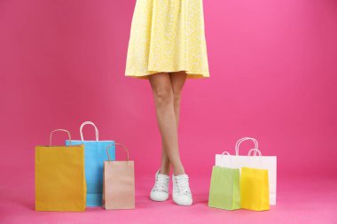Alışveriş torbaları renk arka plan, closeup üzerinde olan kadın