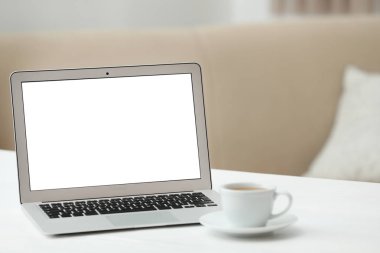 Laptop kapalı tablo boş ekran ile. Metin için yer