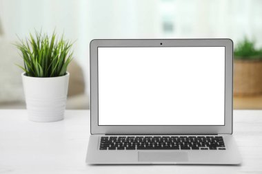 Laptop kapalı tablo boş ekran ile. Metin için yer