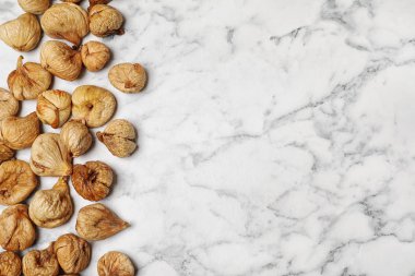 Mermer masa üzerinde kuru incir, metin için boşluk ile üst görünümü. Sağlıklı meyve