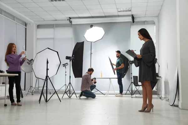 Mujer Joven Con Cámara Profesional Estudio Fotográfico — Foto de Stock