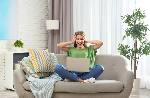 Jovens Emotivos Com Cartão Crédito Laptop Comemorando Vitória Cargo — Fotografia de Stock