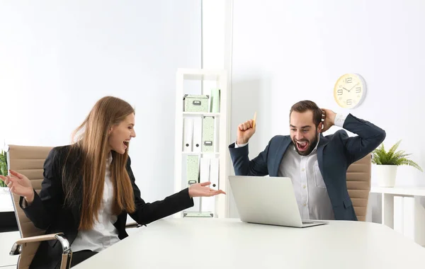 Emotionale Junge Leute Mit Kreditkarte Und Laptop Feiern Sieg Amt — Stockfoto